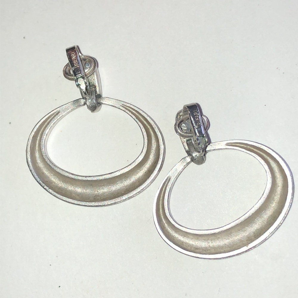Trifari Crown Silver Tone Oval Hoop Drop Clip On Earrings - Picture 4 of 5